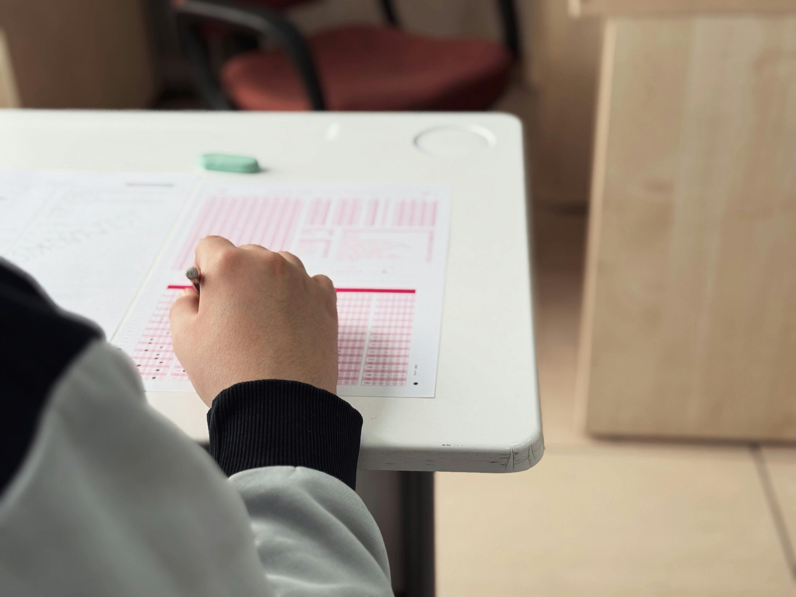 Imagen de una persona tomando un examen de oposición